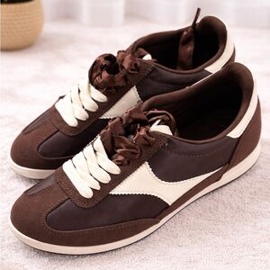 Universal Thread Retro Sneakers – Size 6.5 – NEW